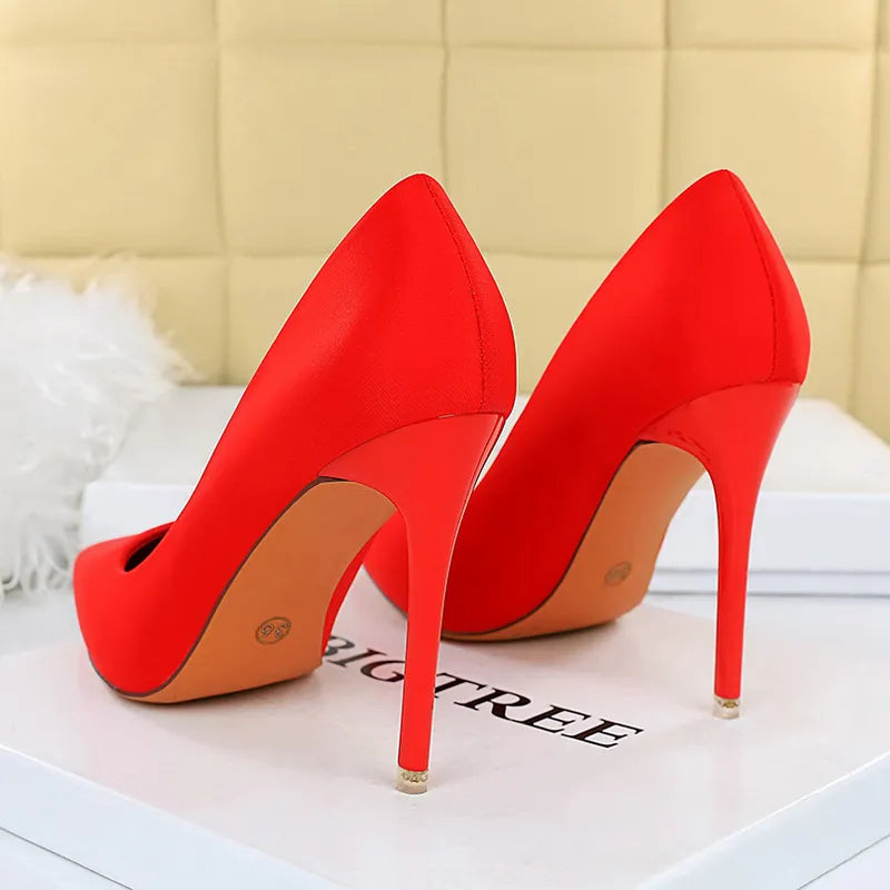 Effortlessly Elegant Heels with a Timeless Design