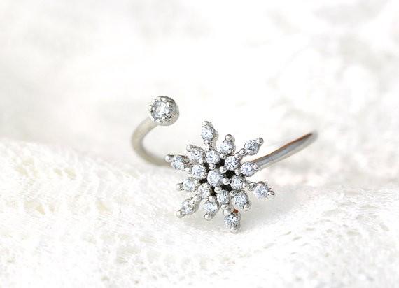 The Sparkling Snowflake Ring