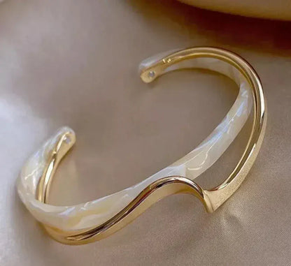 1+1 Offer: White Opal Golden Bracelet + Black Pearl Earrings
